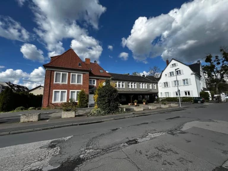 Straßenansicht des Boardinghouses Scheidtbachstraße 2 in Bergisch Gladbach
